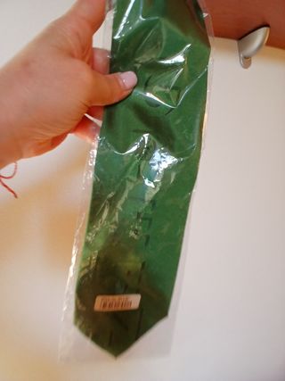 Cravatta verde con simbolo pace