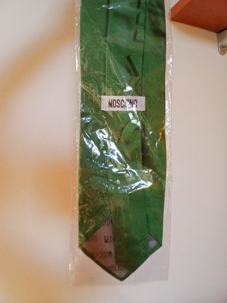 Cravatta verde con simbolo pace