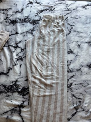 Pijama de rayas beige y marrón de 2 piezas 