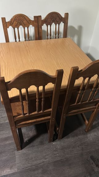 Mesa de comedor y 4 sillas de madera