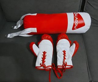 Saco y guantes de boxeo infantil