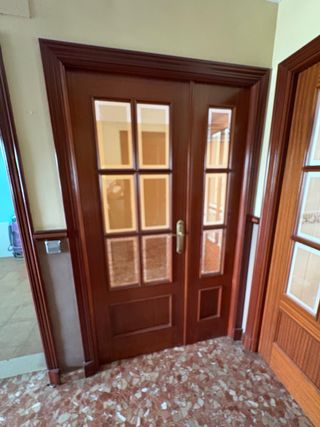 Puerta de madera con cristal