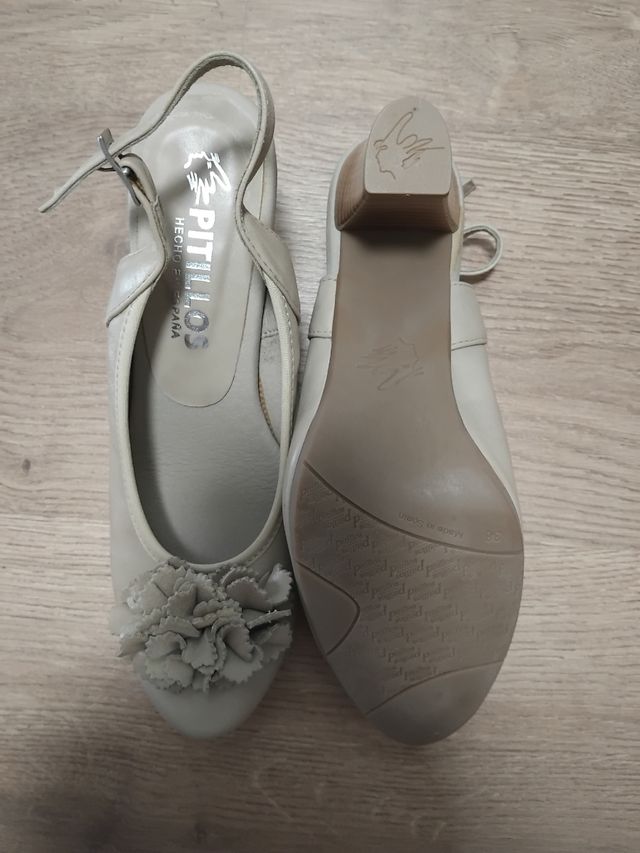 Lote de dos pares de Zapatos Pitillos de piel .
