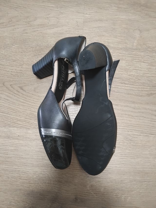 Lote de dos pares de Zapatos Pitillos de piel .