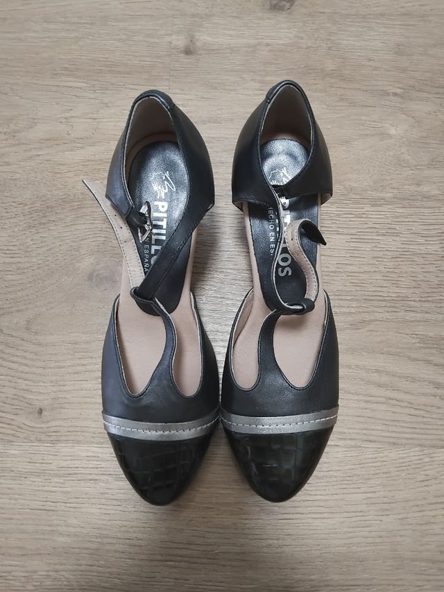 Lote de dos pares de Zapatos Pitillos de piel .