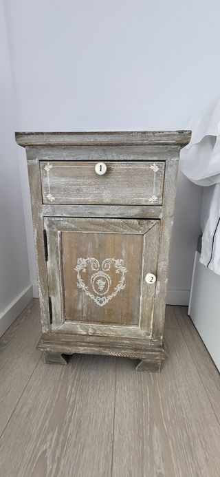 Mesita de noche de madera
38 x 31 x 64,5cm