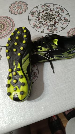 Zapatos de fútbol Joma negros y amarillos 