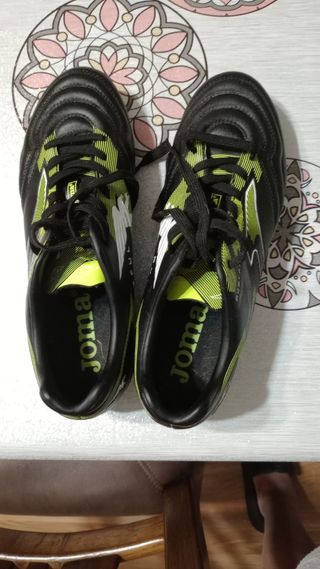 Zapatos de fútbol Joma negros y amarillos 