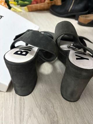 Bimba y Lola Sandalias Tacon Gris Talla 38