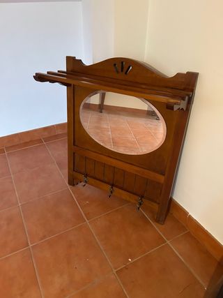 Perchero de madera con espejo ovalado