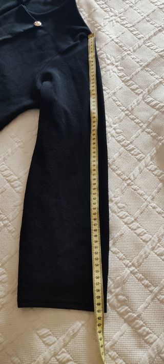 Chaqueta corta PrettyLittleThing negra.