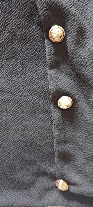 Chaqueta corta PrettyLittleThing negra.
