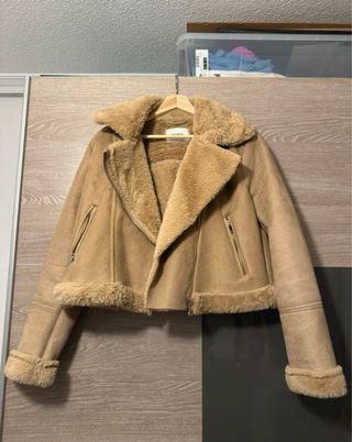 Cazadora efecto ante Stradivarius beige