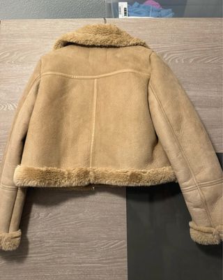 Cazadora efecto ante Stradivarius beige