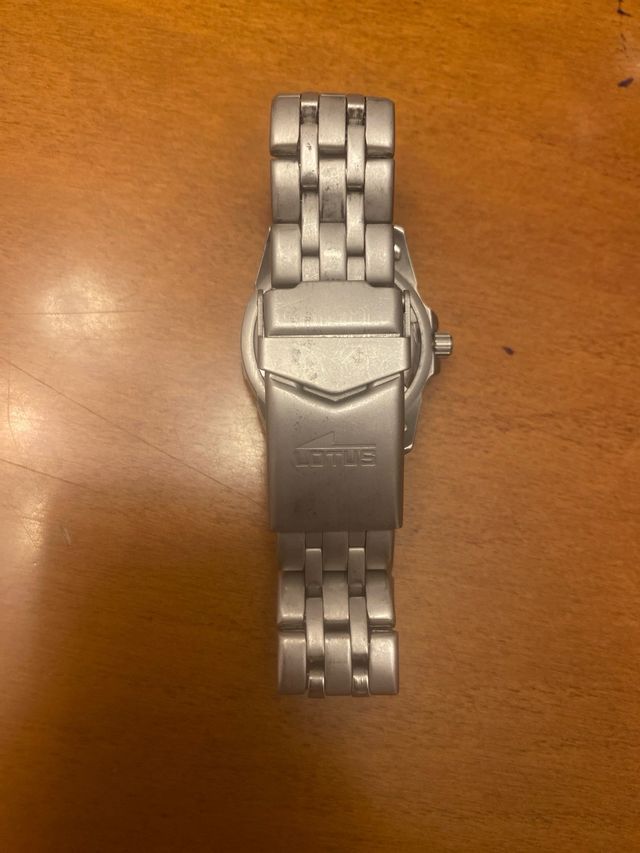 estupendo Reloj Lotus Plata y Blanco