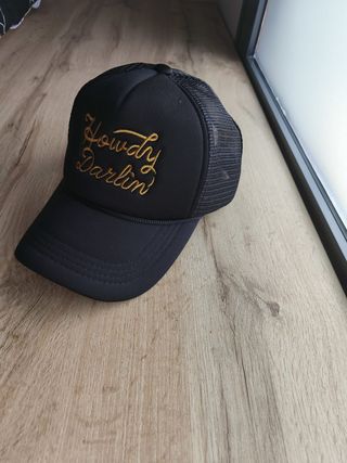 Gorra Negra con Bordado Dorado
