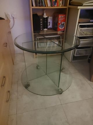 Mesa auxiliar cristal redonda con ruedas