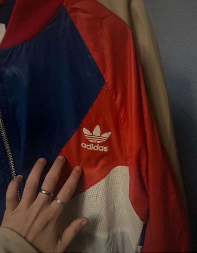 Chaqueta Adidas Bomber Roja, Azul y Blanca