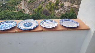 Quattro piatti in ceramica 