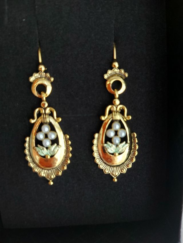 Pendientes de indumentaria regional dorados