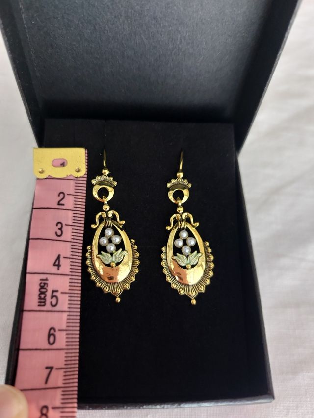 Pendientes de indumentaria regional dorados