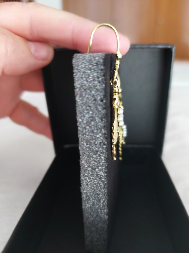 Pendientes de indumentaria regional dorados