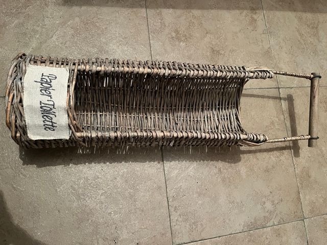Porta rollos papel higiénico mimbre y madera