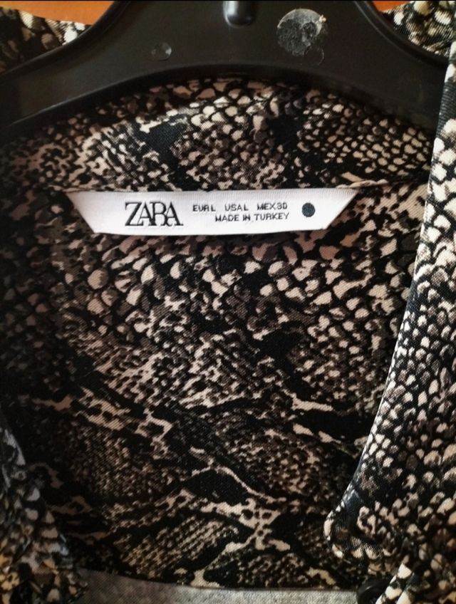 Camisa Zara efecto piel serpiente