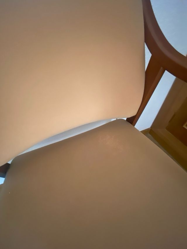 Silla de madera tapizada beige (tengo 2 unidades)