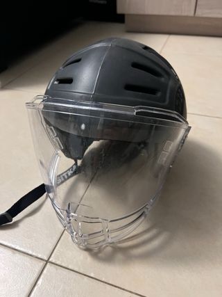 Casco de hockey con protector facial
