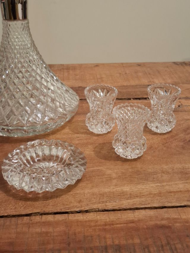 Licorera de cristal y alpaca, 3 vasitos y cenicero