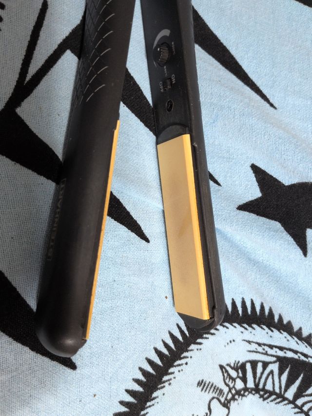 Plancha de pelo Steinhart negra y dorada