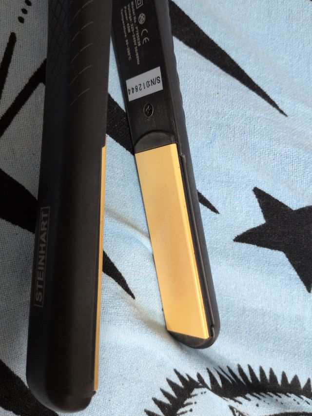 Plancha de pelo Steinhart negra y dorada