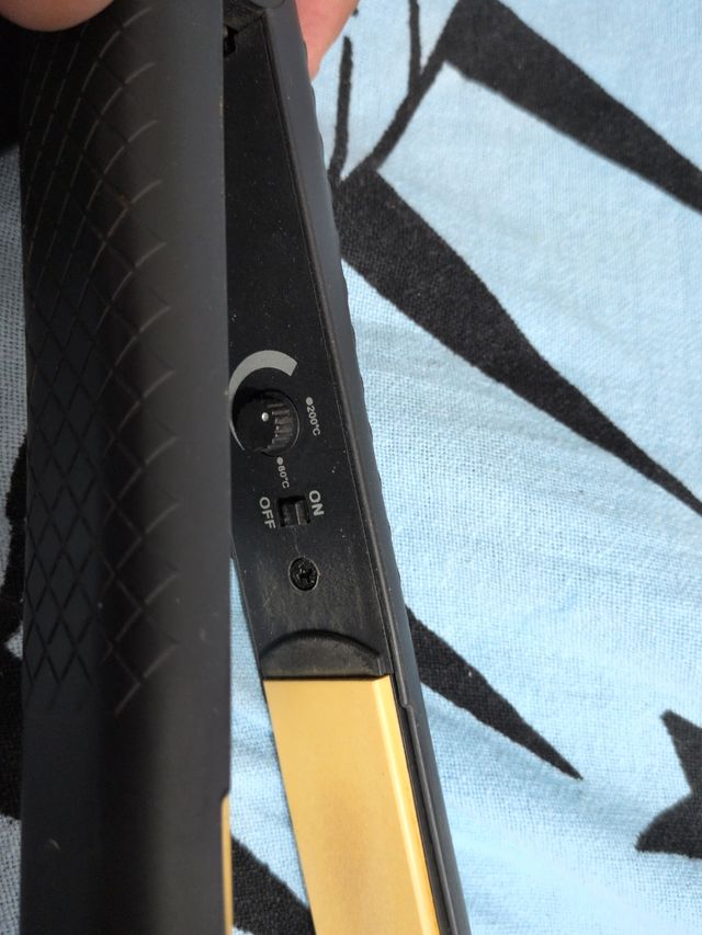 Plancha de pelo Steinhart negra y dorada