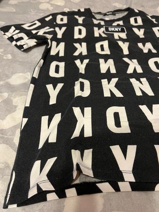 Camiseta DKNY Negra y Blanca