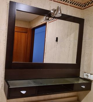 Espejo de baño madera y cristal marrón casi negro.