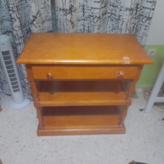 Mueble de madera con ruedas