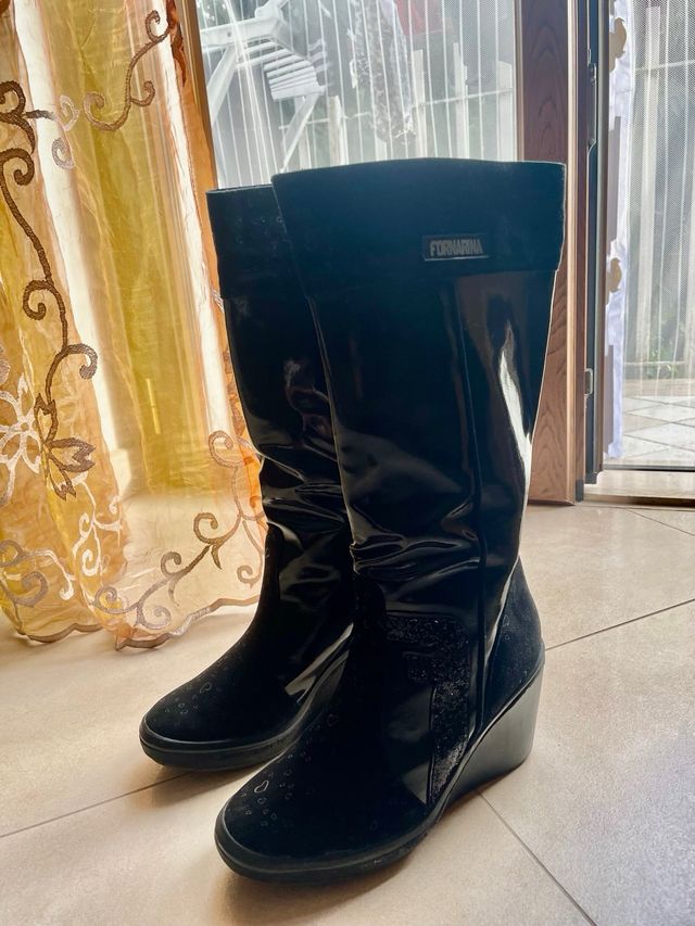 Stivali neri con cuoricini e glitter