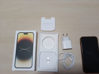 iPhone 14 Pro Max con cargador y cable