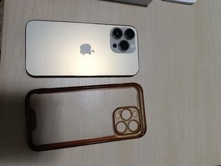 iPhone 14 Pro Max con cargador y cable