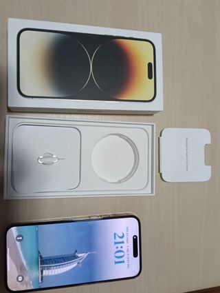 iPhone 14 Pro Max con cargador y cable