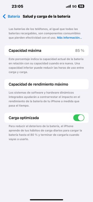 iPhone 14 Pro Max con cargador y cable