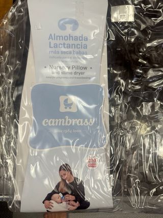 Cojín de lactancia gris con puntos blancos