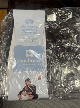 Cojín de lactancia gris con puntos blancos