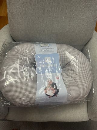 Cojín de lactancia gris con puntos blancos