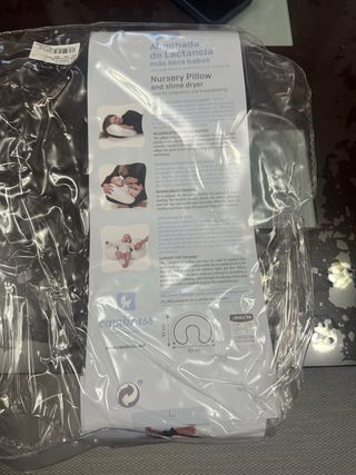 Cojín de lactancia gris con puntos blancos