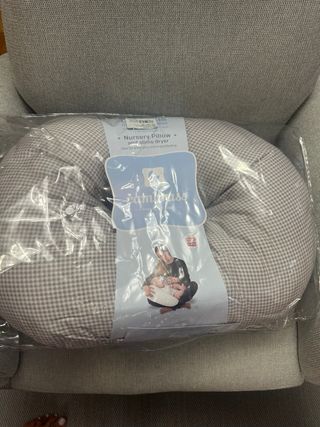 Cojín de lactancia gris con puntos blancos