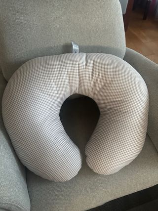 Cojín de lactancia gris con puntos blancos