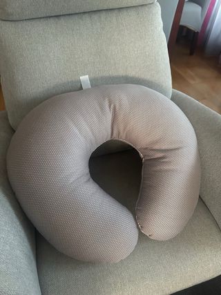 Cojín de lactancia gris con puntos blancos