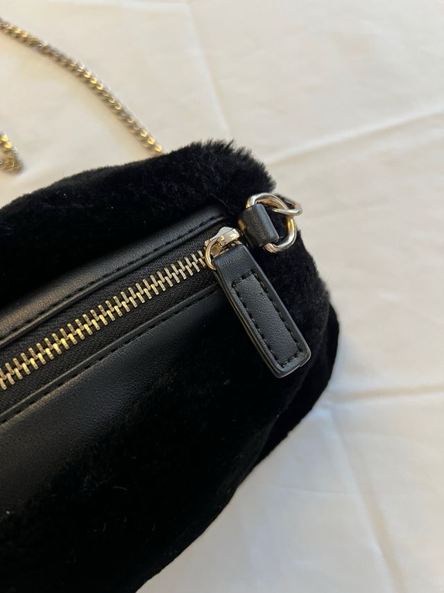 Bolso New Look Negro Peludo Cadena
